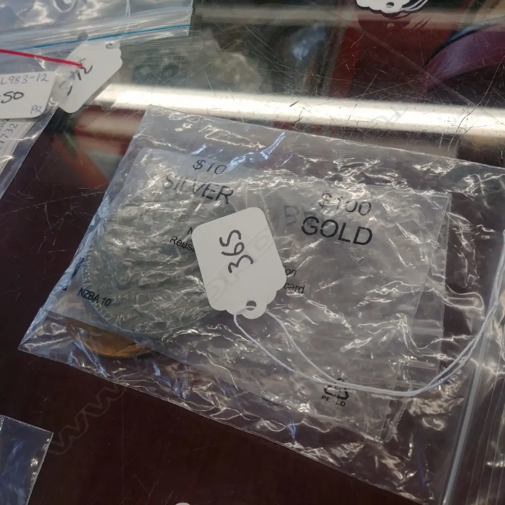 2 VINTAGE LGE MEDALLIONS Image 1++