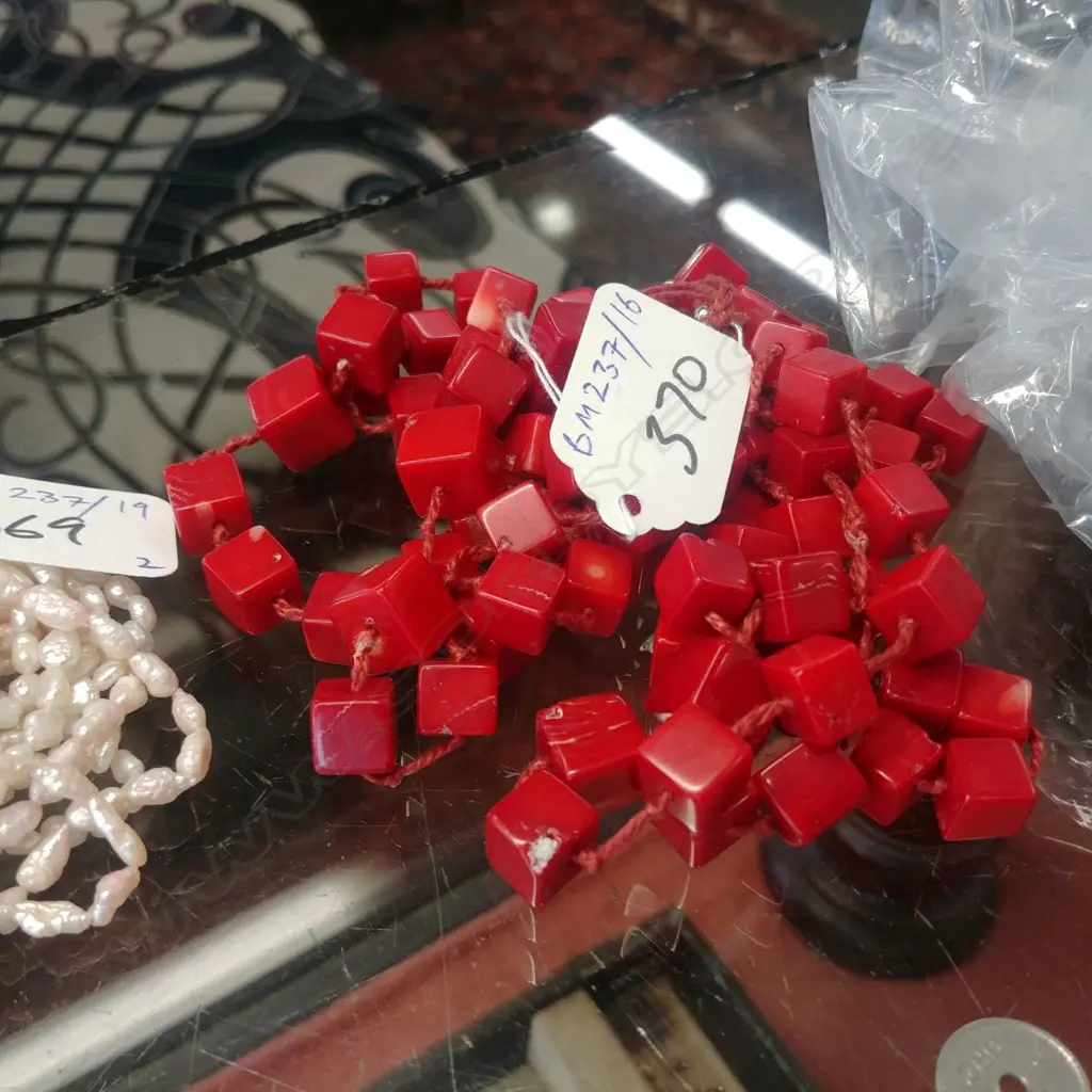 SQUARE CORAL BEAD NECKLACE  Image 1++