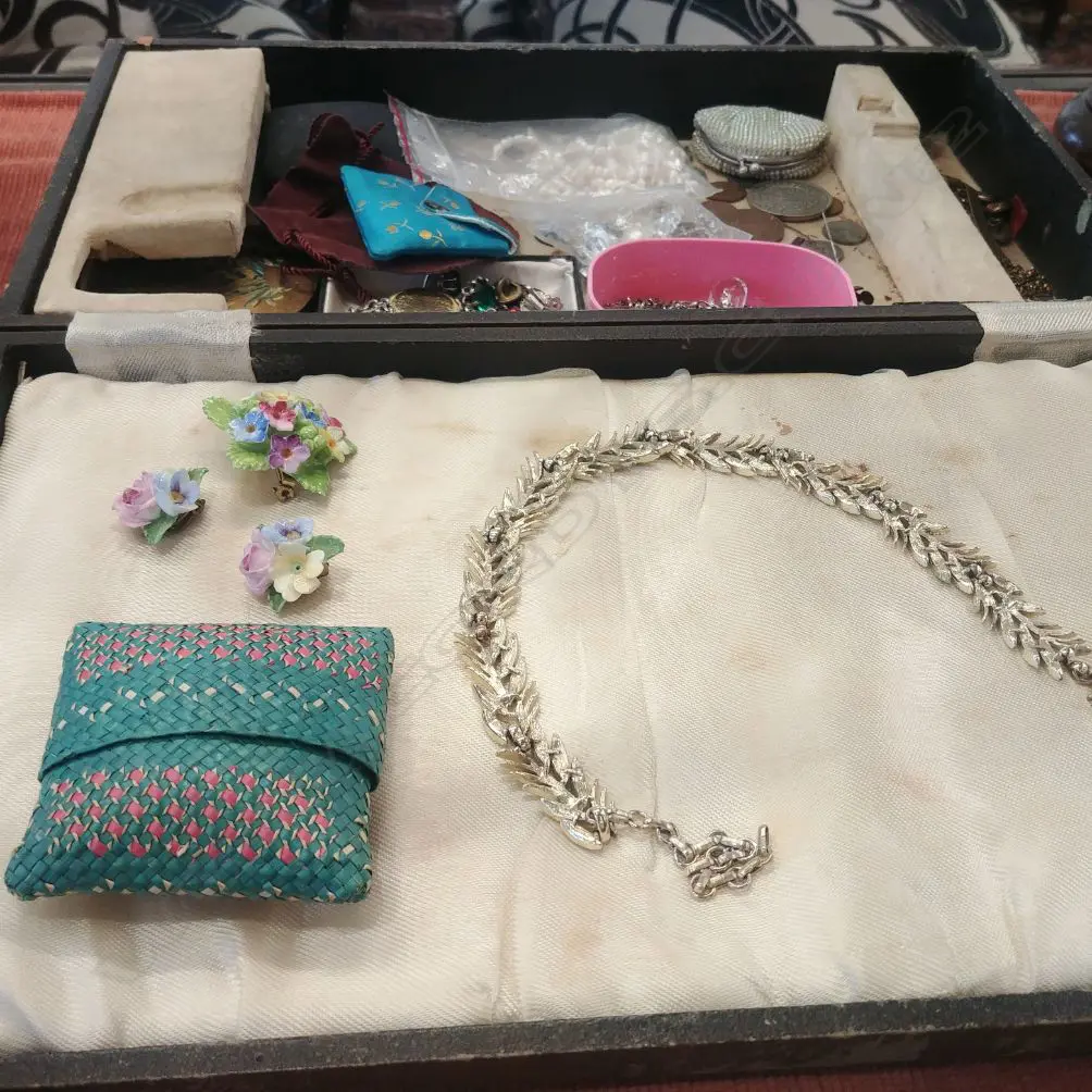 BOX ASSORTED COSTUME JEWELLERY  Image 1++