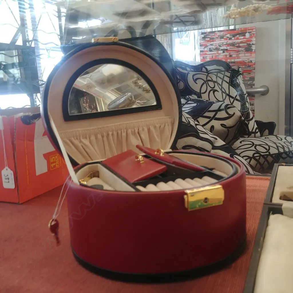 JEWELLERY BOX AND CONTENTS Image 1++