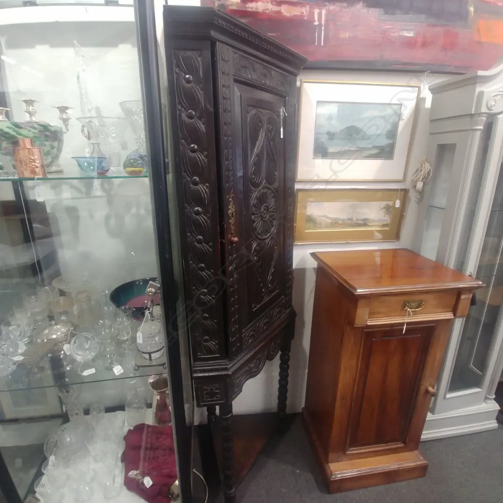 OAK JACOBEAN STYLE STANDING CNR CABINET Image 1++