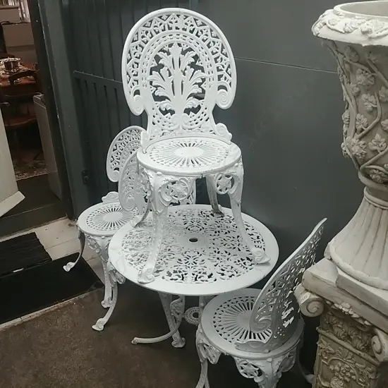 ENDSLEIGH TYPE GARDEN TABLE AND FOUR CHAIRS