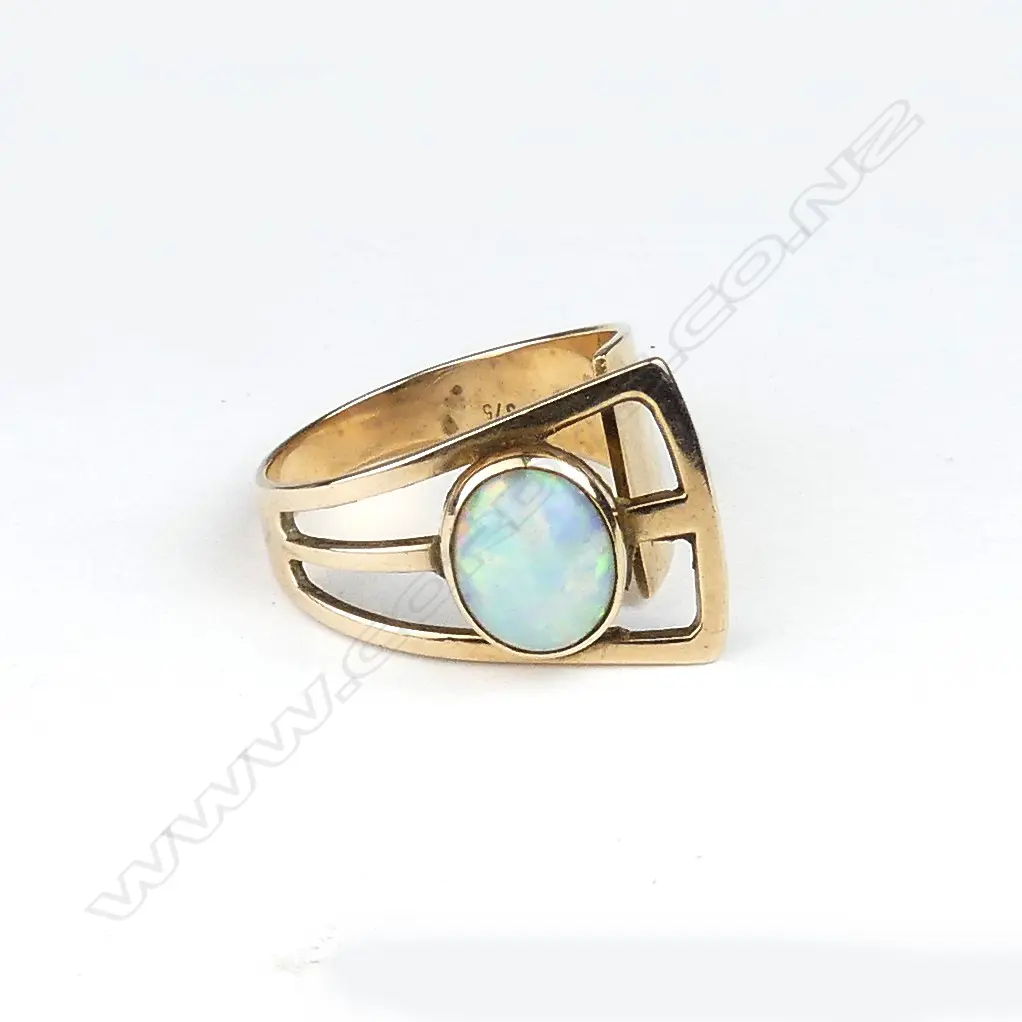 A retro 9ct rose gold opal ring Image 1++