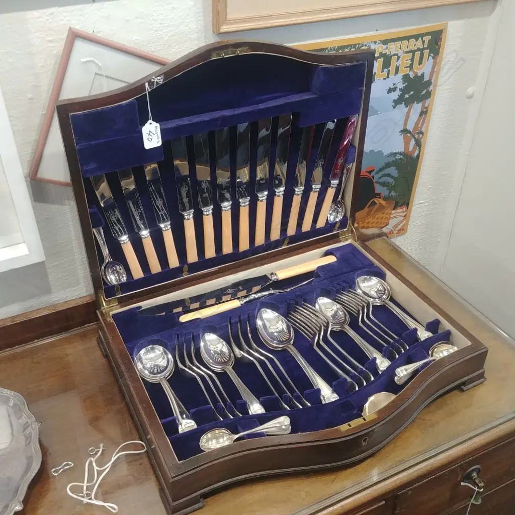 CANTEEN OF SILVER PLATE CUTLERY Image 1++