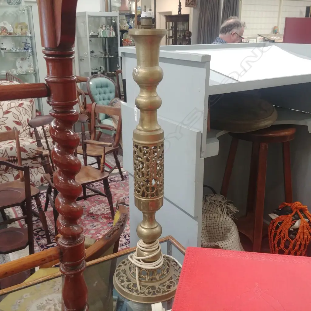 BRASS LAMP STAND Image 1++