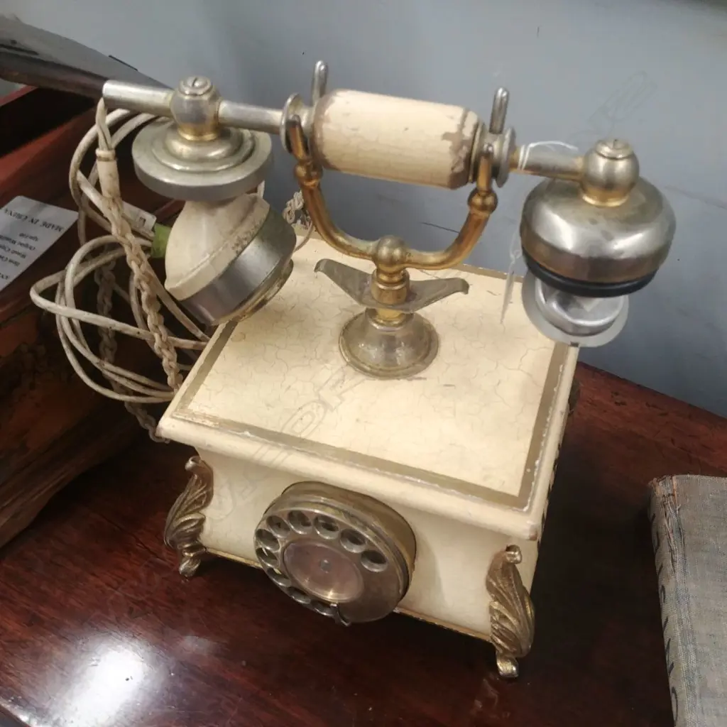 ANTIQUE STYLE TELEPHONE Image 1++