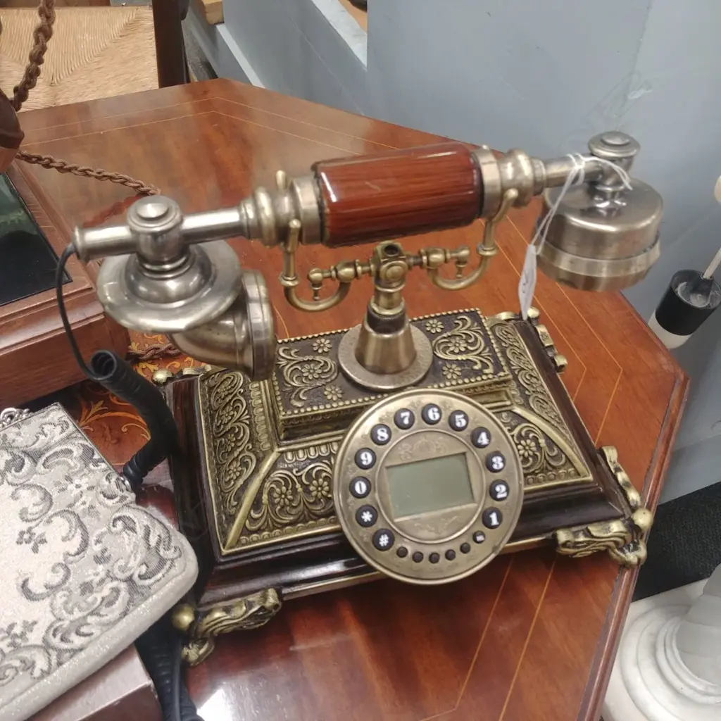 ANTIQUE STYLE TELEPHONE Image 1++