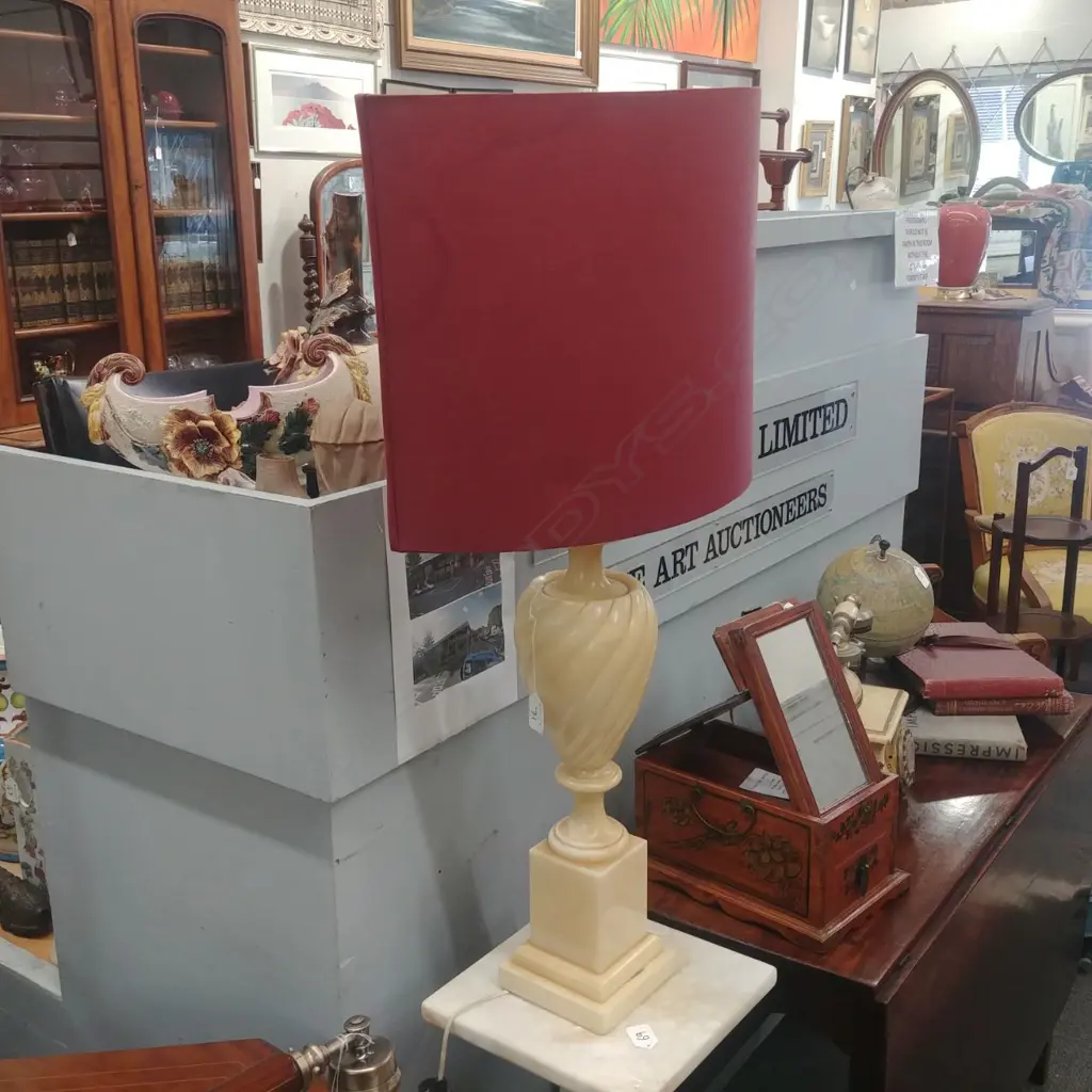 WHITE TABLE LAMP Image 1++