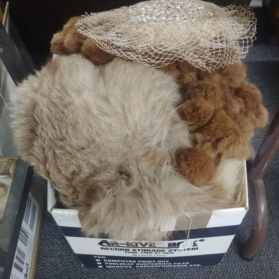 BOX TABLE CLOTHS/FOX SHAWL/ RABBIT SCARF Image 1++