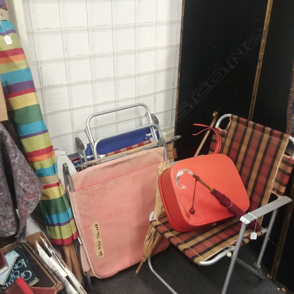 LOT RETRO BEACH CHAIRS/MATS/TOYS/AWNING+UMBRELLAS Image 1++