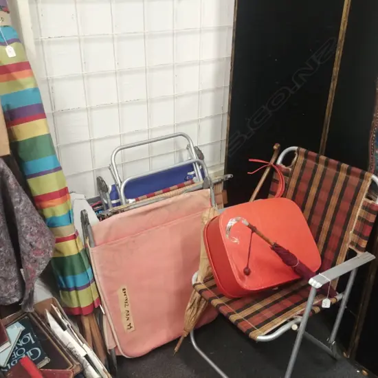 LOT RETRO BEACH CHAIRS/MATS/TOYS/AWNING+UMBRELLAS