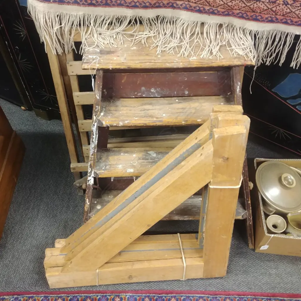 STEP STOOL STAND AND BRACKETS Image 1++