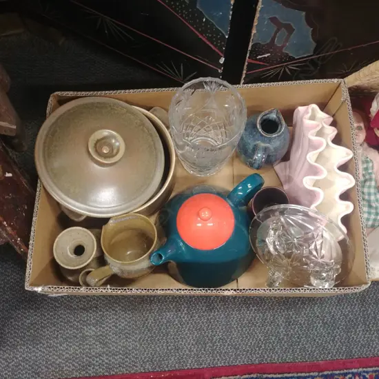 BOX OF POTTERY ITEMS - TEMUKA CASSEROLE ETC