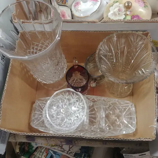 BOX OF GLASSWARE 