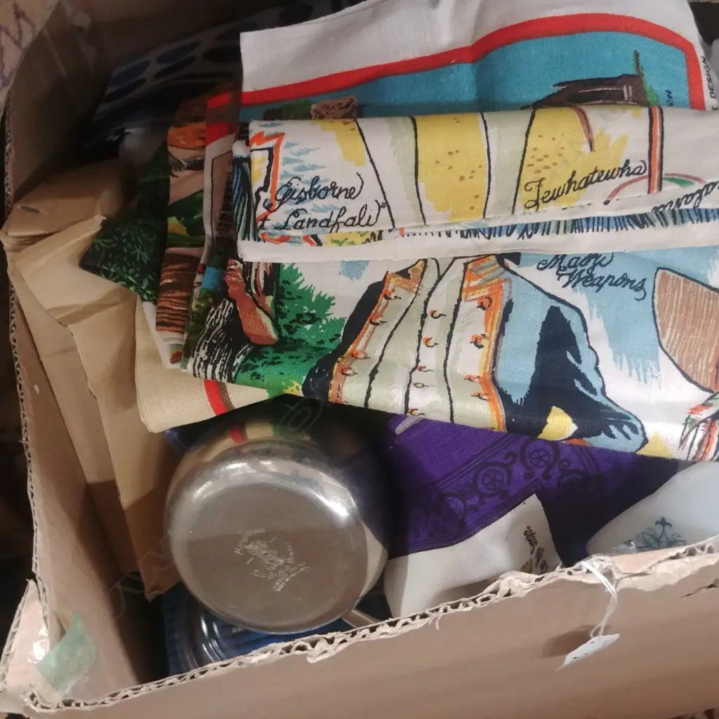 ASST LOT WITH VINTAGE TEA TOWELLS Image 1++