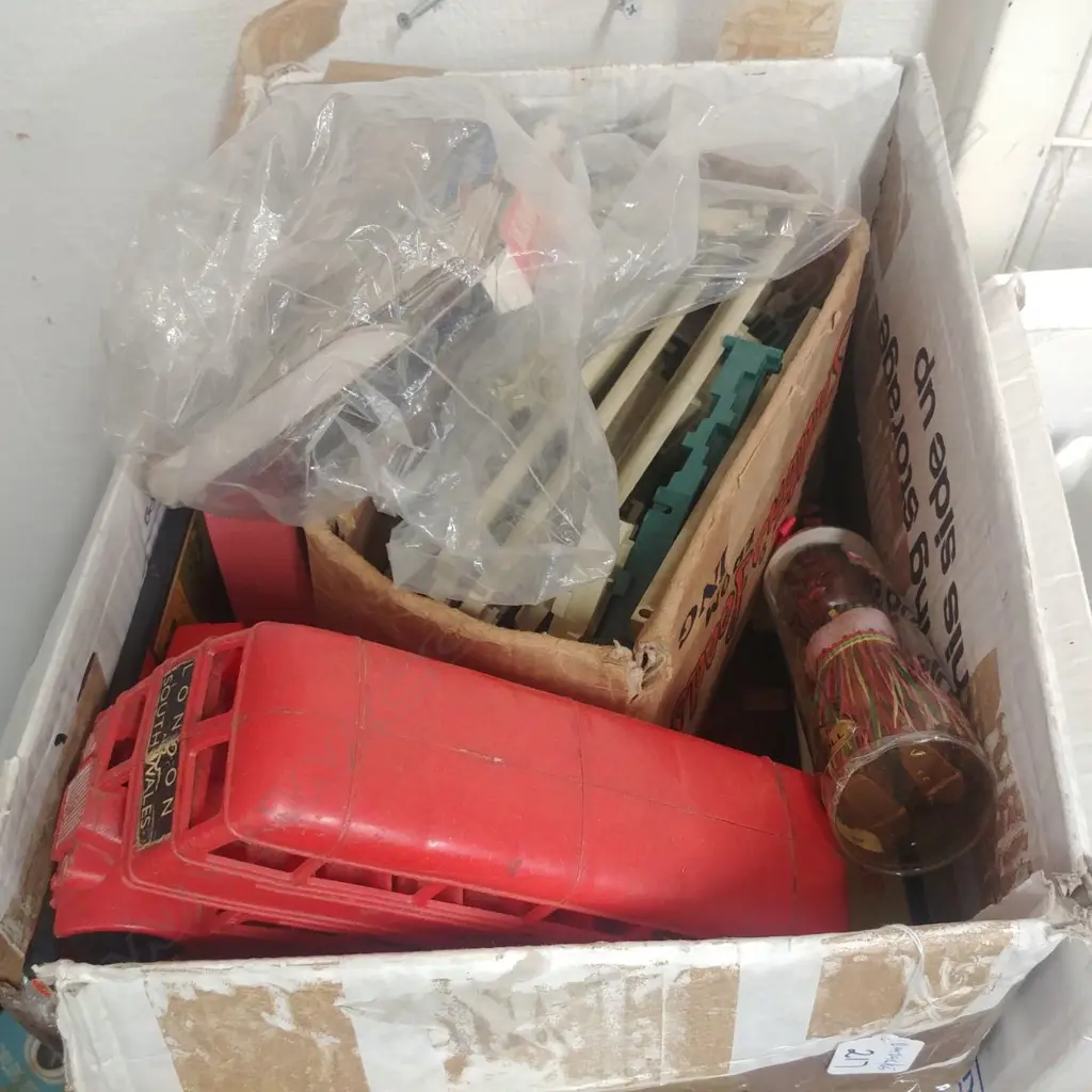 LOT VINTAGE TOYS AIRFIX ETC Image 1++