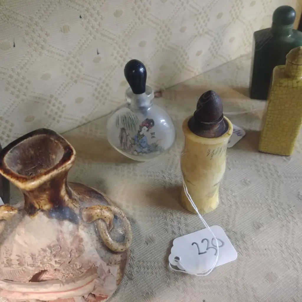 2 CHINESE SNUFF BOTTLES ONE INTERIOR PAINTED Image 1++