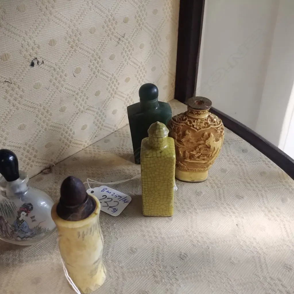 3 CHINESE SNUFF BOTTLES ONE JADE Image 1++