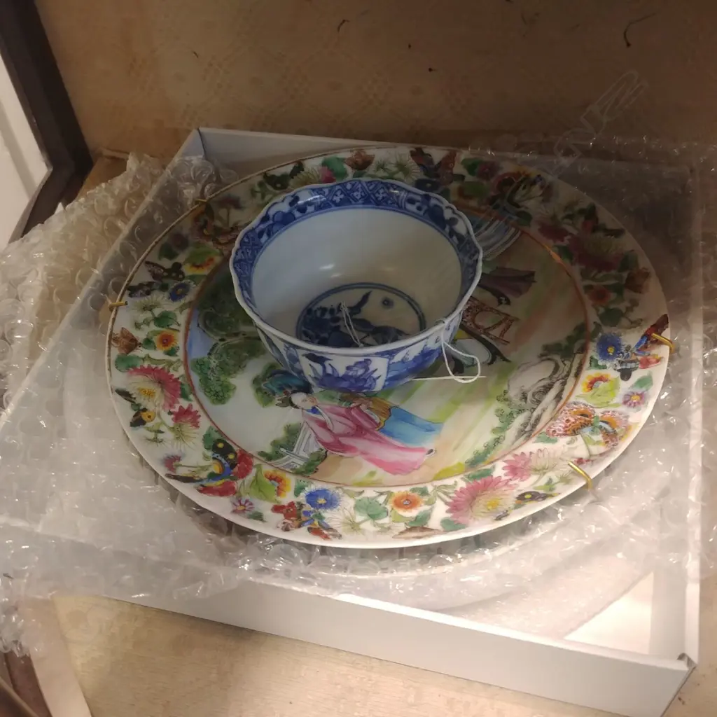 3 CHINESE PORCELAIN ITEMS: 2 F/ROSE PLATES A.F .. Image 1++