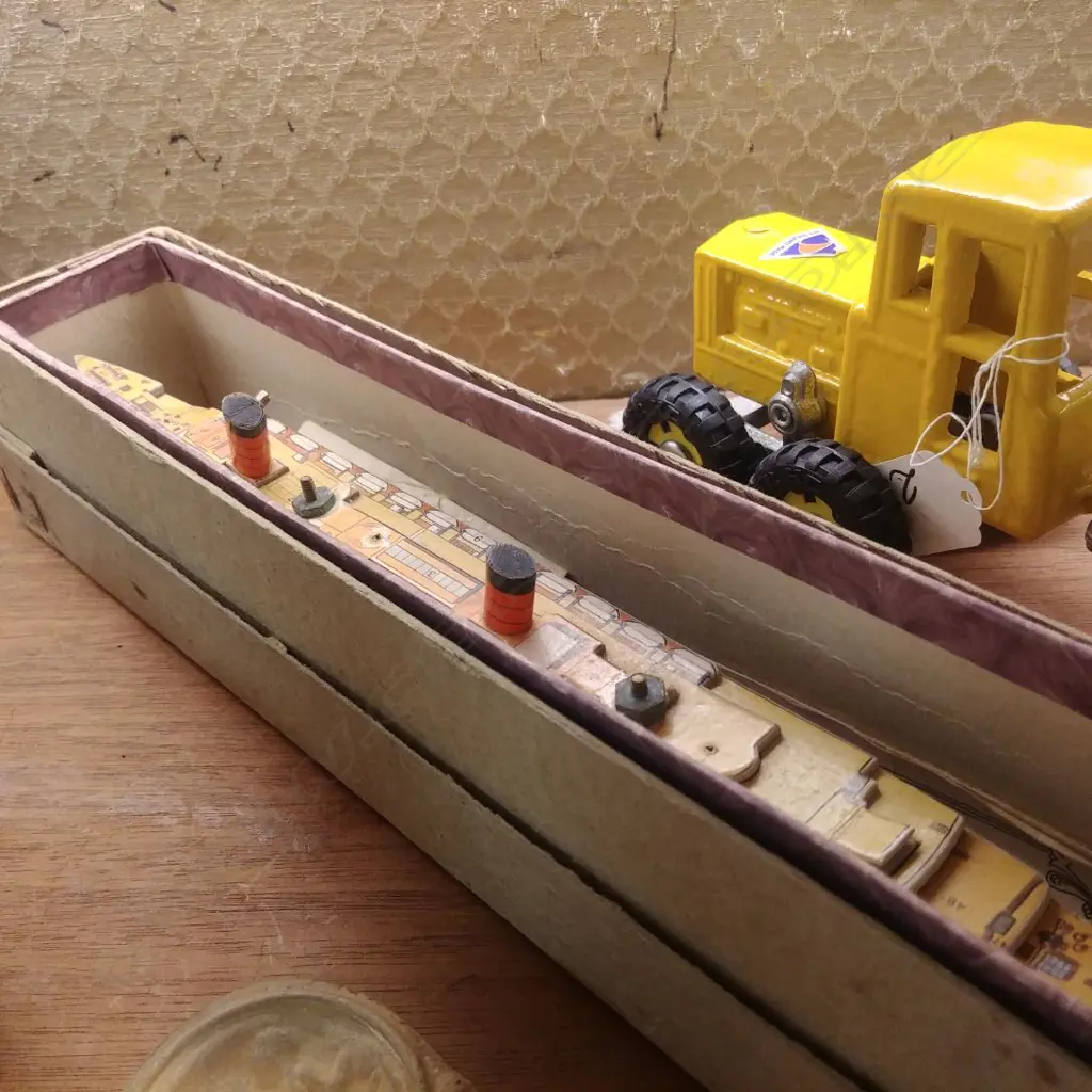 CHAD VALLEY MODEL OF THE HMS QUEEN MARY Image 1++