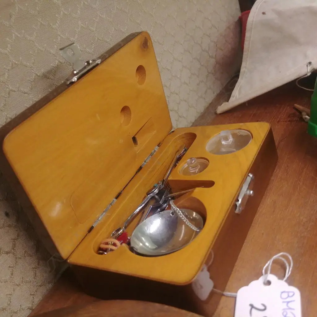 VINTAGE POCKET SCALES IN BOX Image 1++