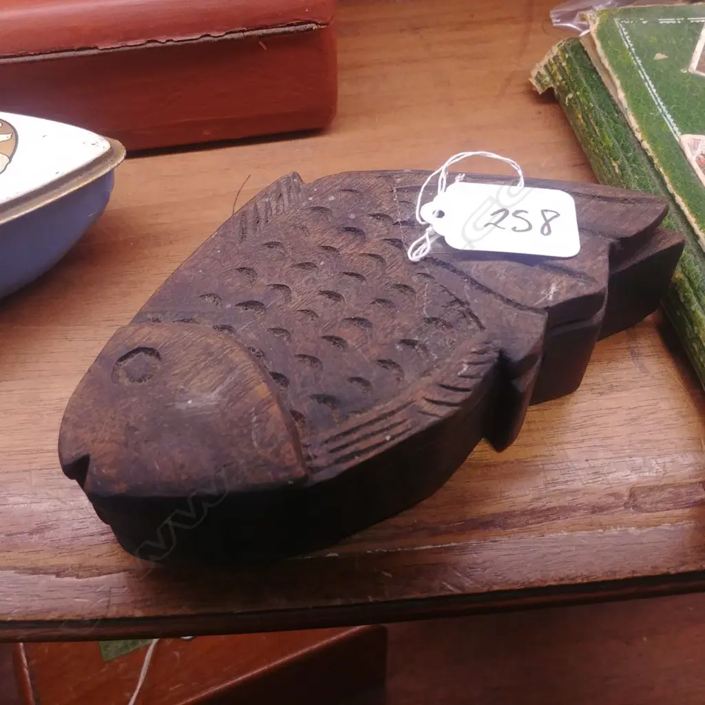 CHINESE BALANCE SCALES IN FISH SHAPED BOX Image 1++