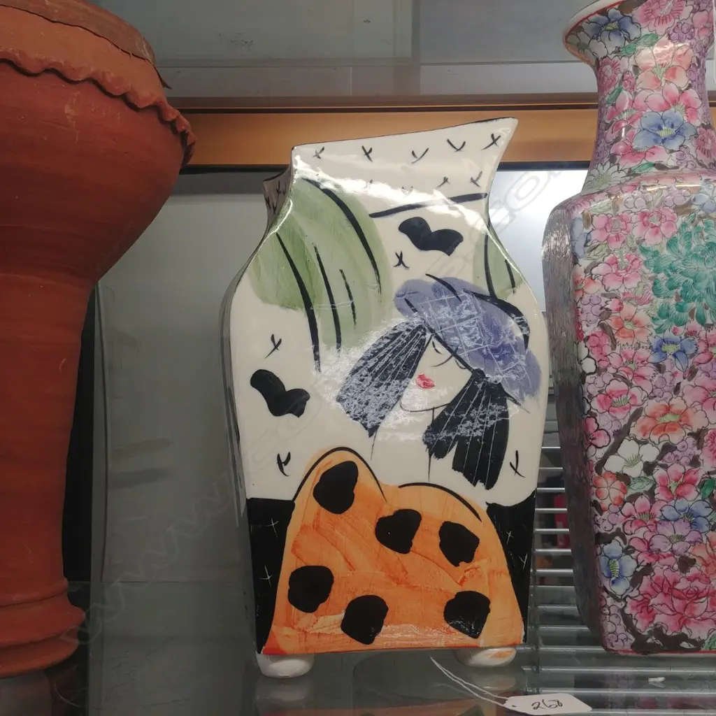 NZ POTTERY VASE Image 1++