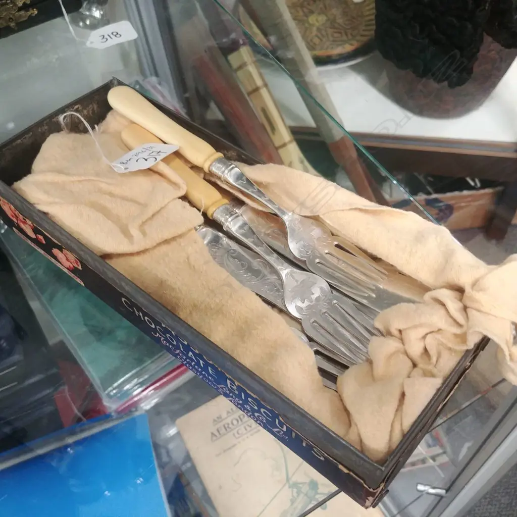 FISH KNIFES AND FORKS Image 1++