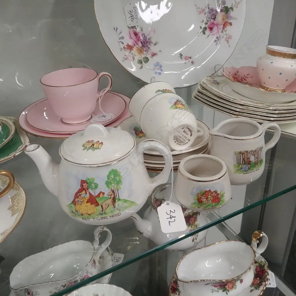 CHILDS PART TEA SET, ENGLISH Image 1++