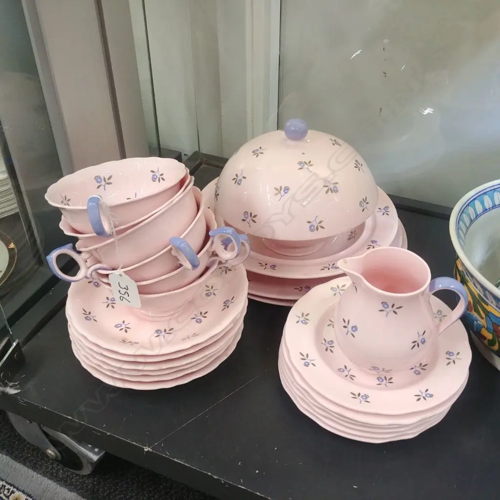 PART WEDGWOOD DINNER SET Image 1++