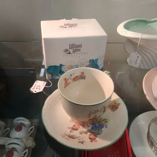 LILLIPUT LANE COTTAGE (BOXED) & CHILD'S CUP & SAUCER