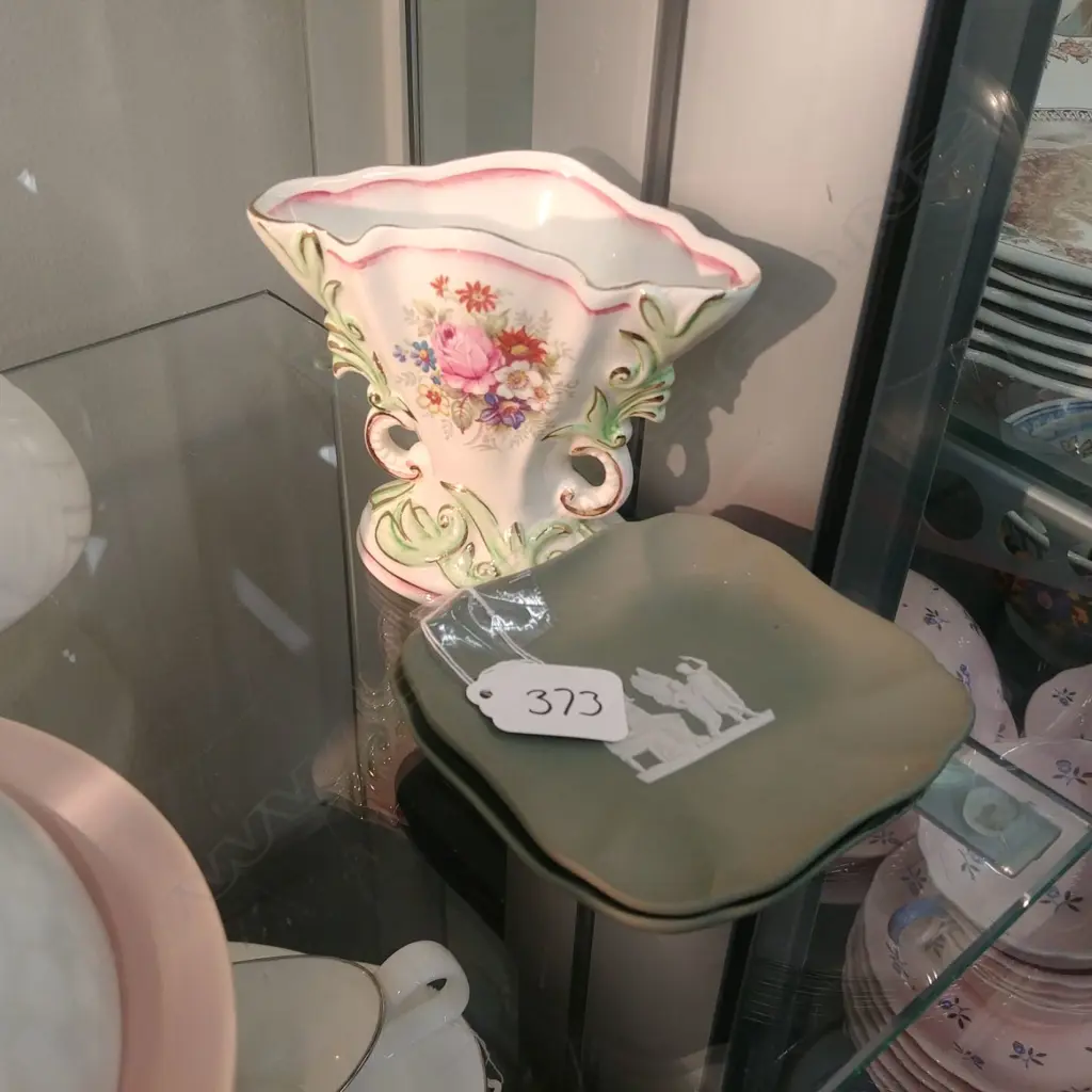 W/W VASE + 2 JASPERWARE PIN TRAYS  Image 1++