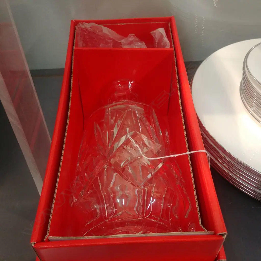 BOXED BOHEMIA CRYSTAL DECANTER Image 1++