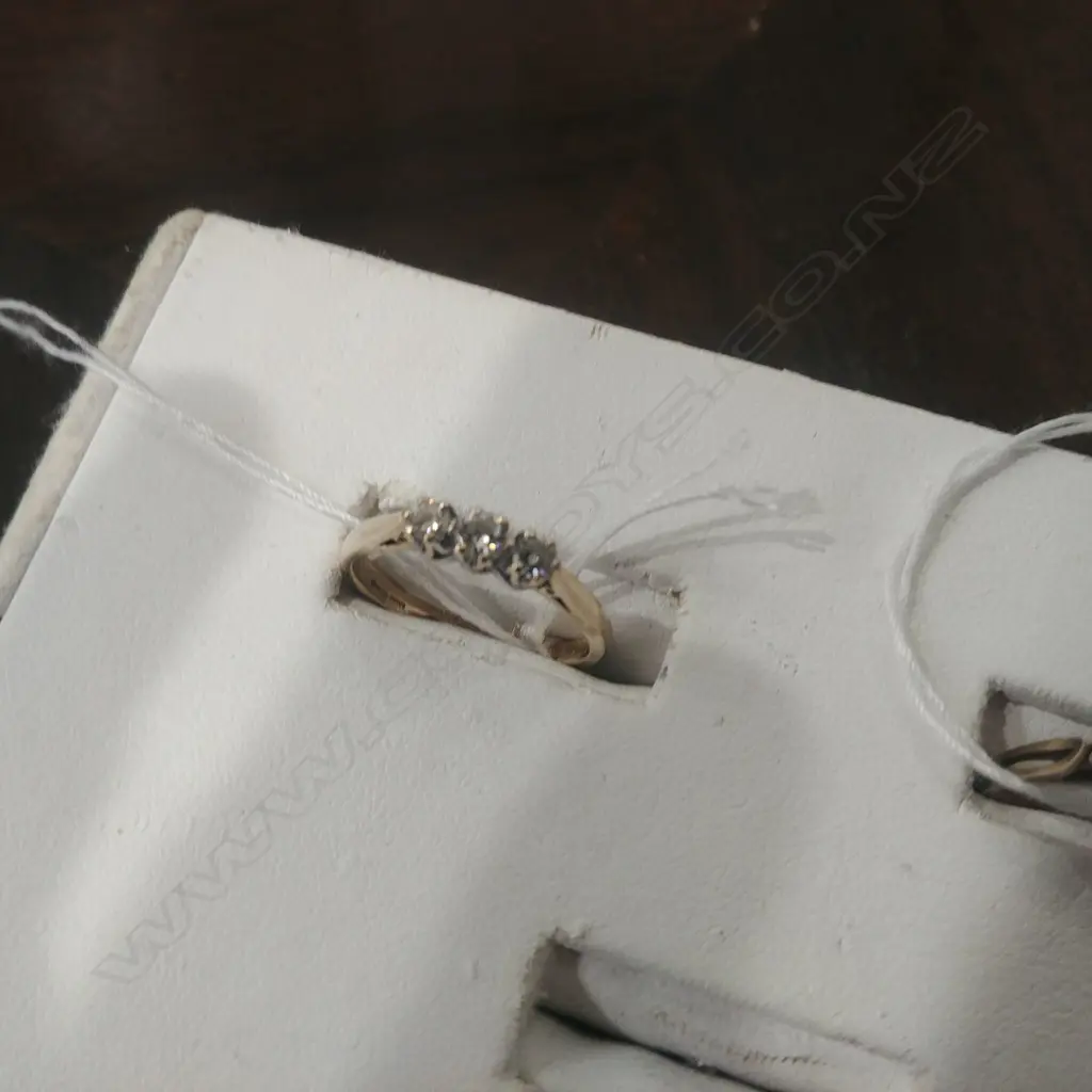 9K GOLD 3 STONE DIAMOND RING Image 1++