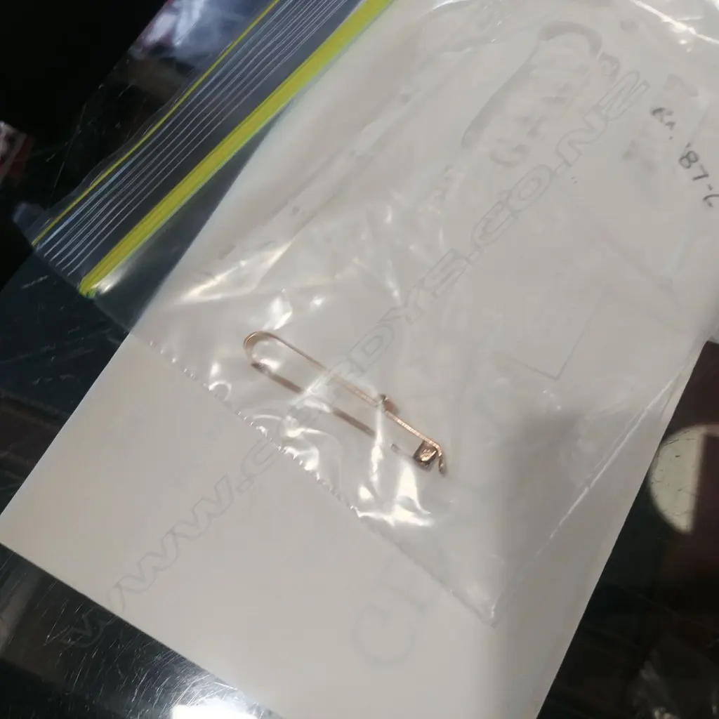 9CT ROSE GOLD DIAMOND BAR BROOCH Image 1++