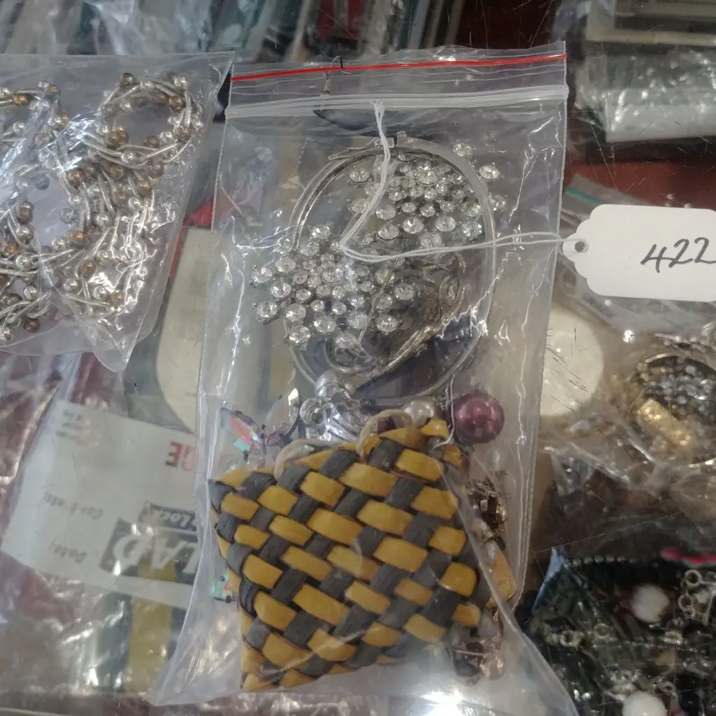 ASST COSTUME AND GOLD JEWELLERY Image 1++