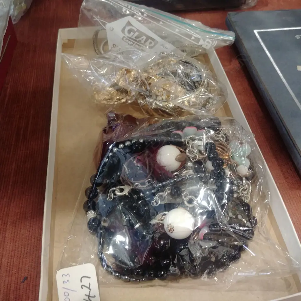 COSTUME JEWELLERY Image 1++