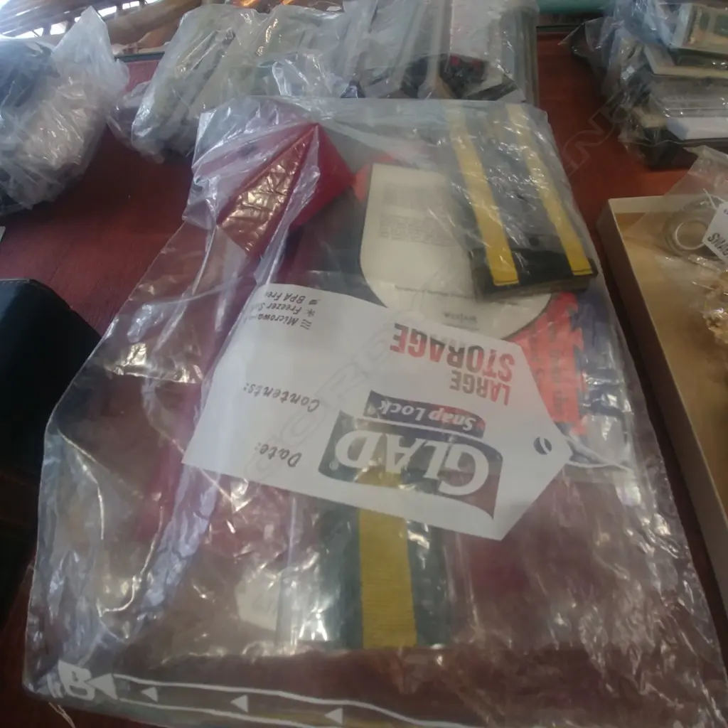 UK COMMEMORATIVE PROOF COIN  COLLECTION & BAG OF COINS ETC. Image 1++