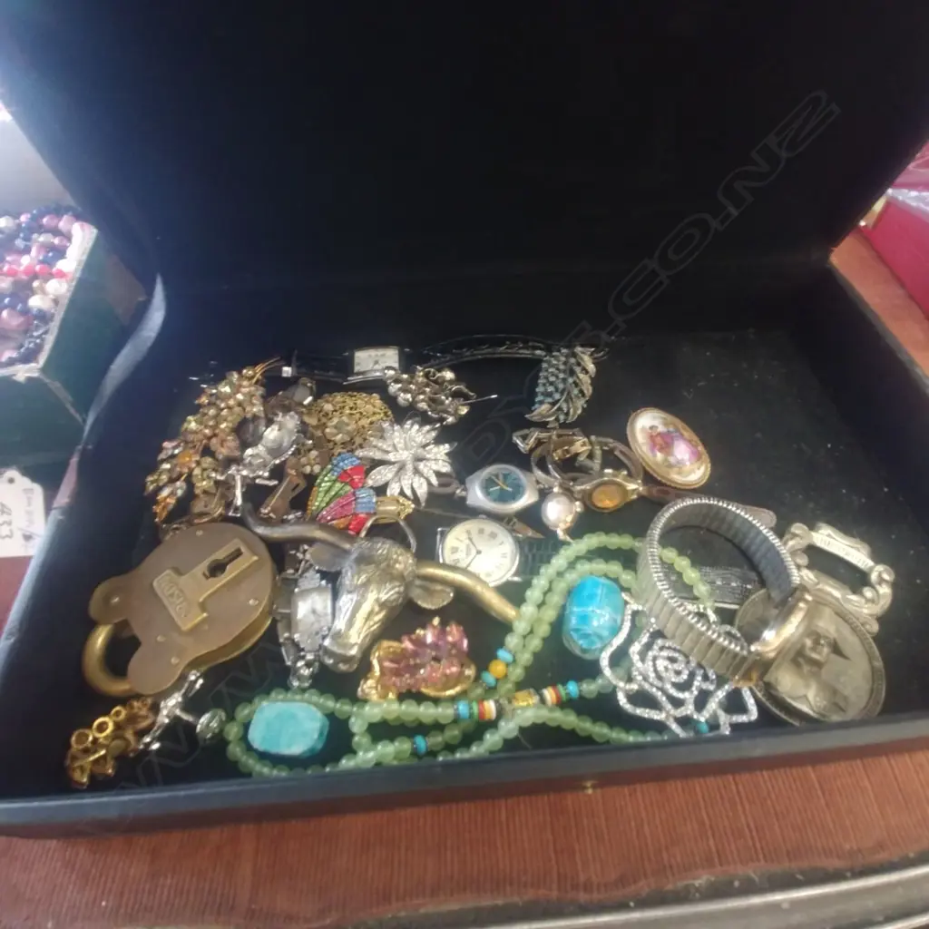 BOX OF COSTUME JEWELLERY Image 1++