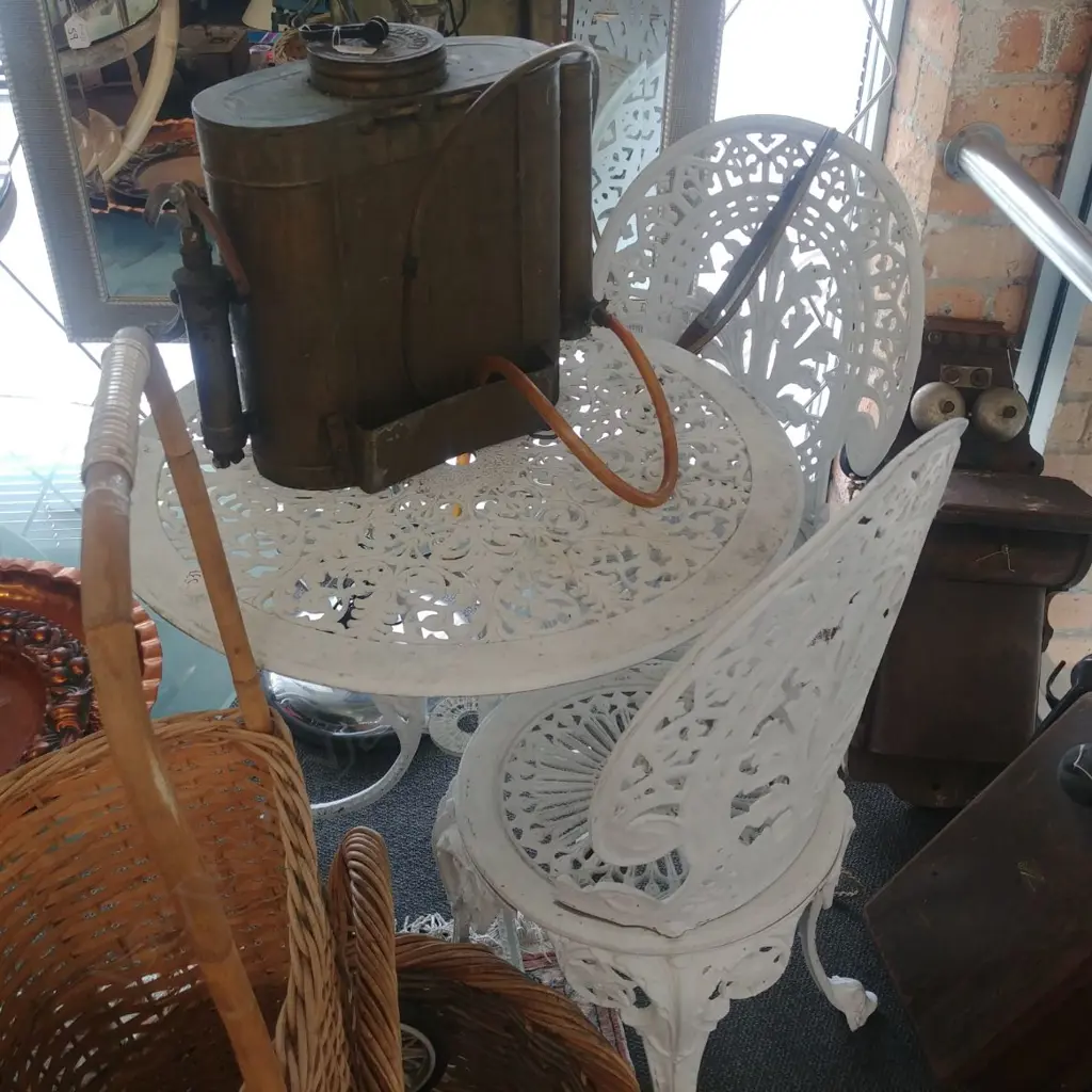 WHITE METAL GARDEN TABLE + 2 CHAIRS  Image 1++
