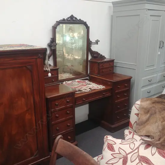 VICT MAHOGANY TWIN PEDESTAL DRESSING TABLE