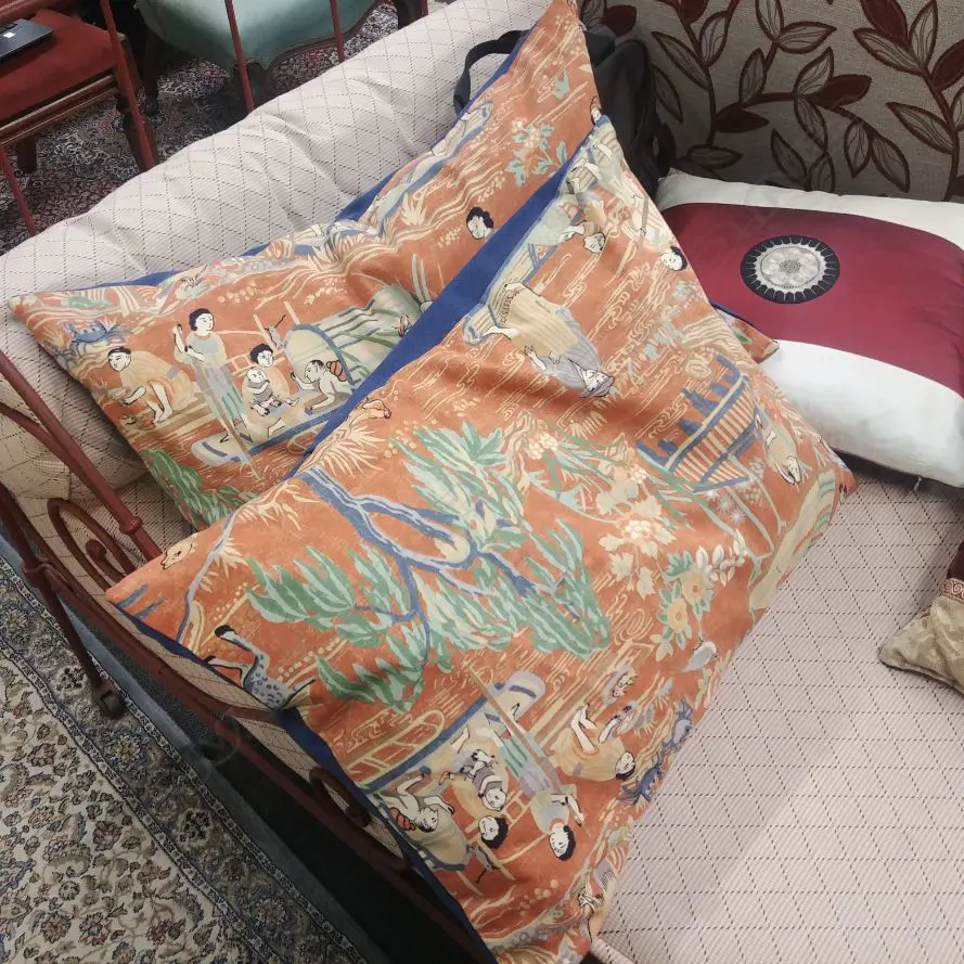 2 ORIENTAL DESIGN PILLOW COVERS & 2 CUSHIONS Image 1++