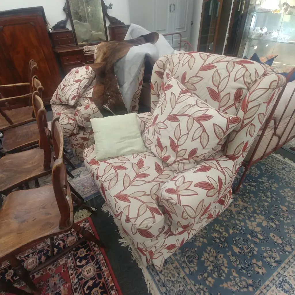 PR WHITE/RED UPHOLSTERED LOUNGE CHAIRS  Image 1++