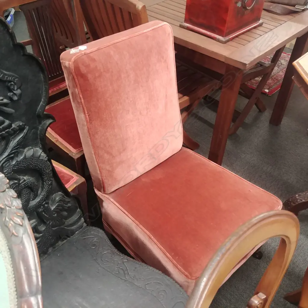 UPHOLSTERED LOUNGE CHAIR Image 1++