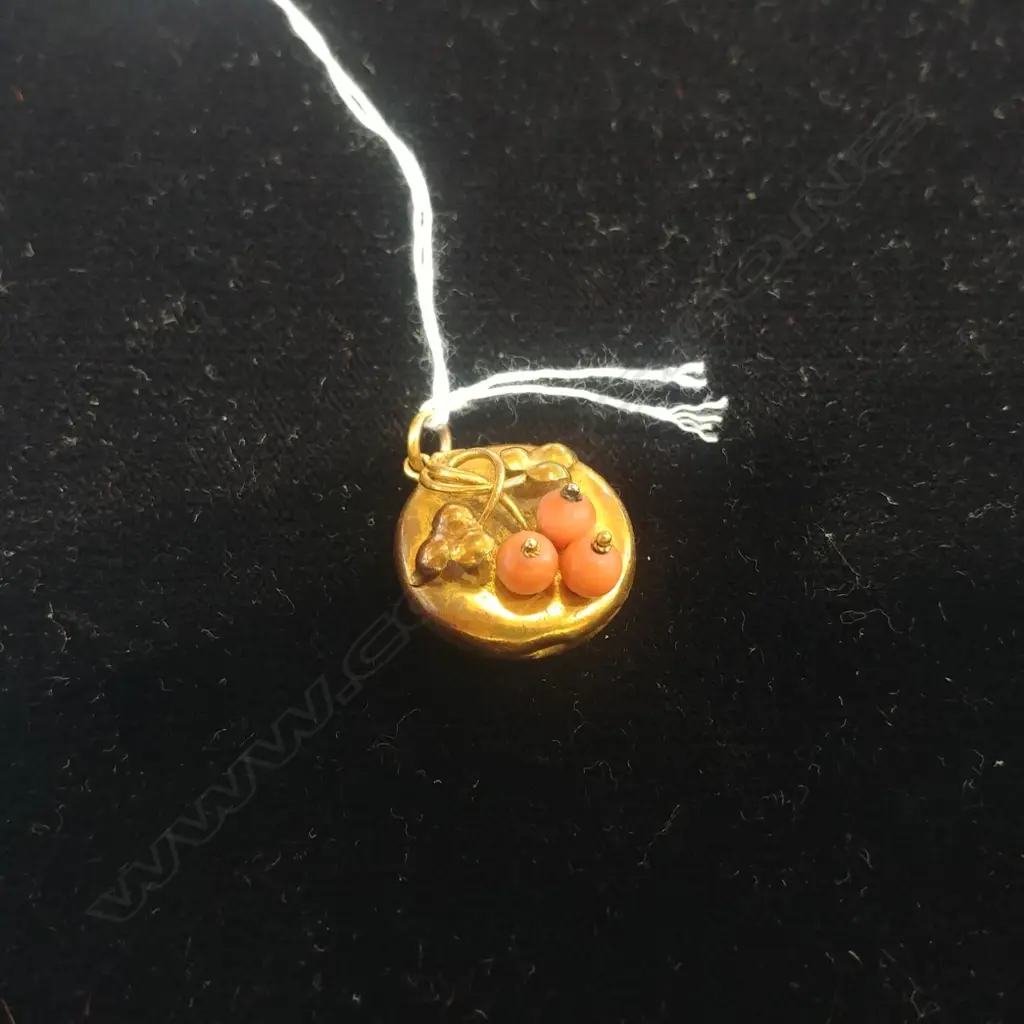 GOLD AND CORAL MOURNING PENDANT Image 1++