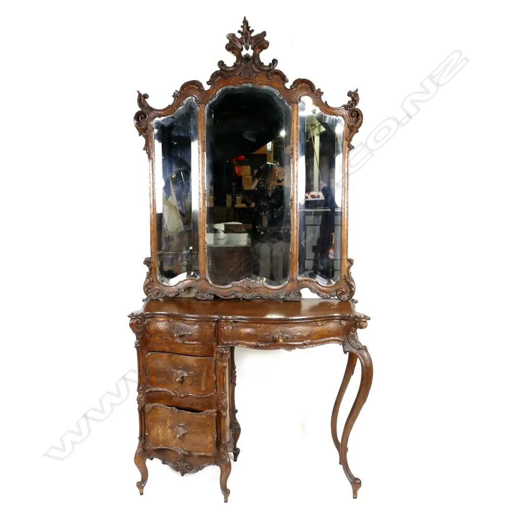 A rare and special 19thC Venetian rococo bedroom suite Image 1++