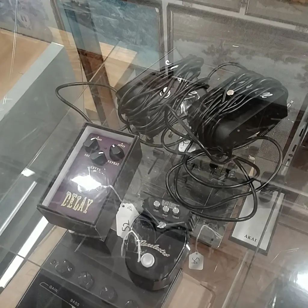 4 GUITAR PEDALS MARSHALLX2 /BELCAT DELAY+DANELECTRO Image 1++