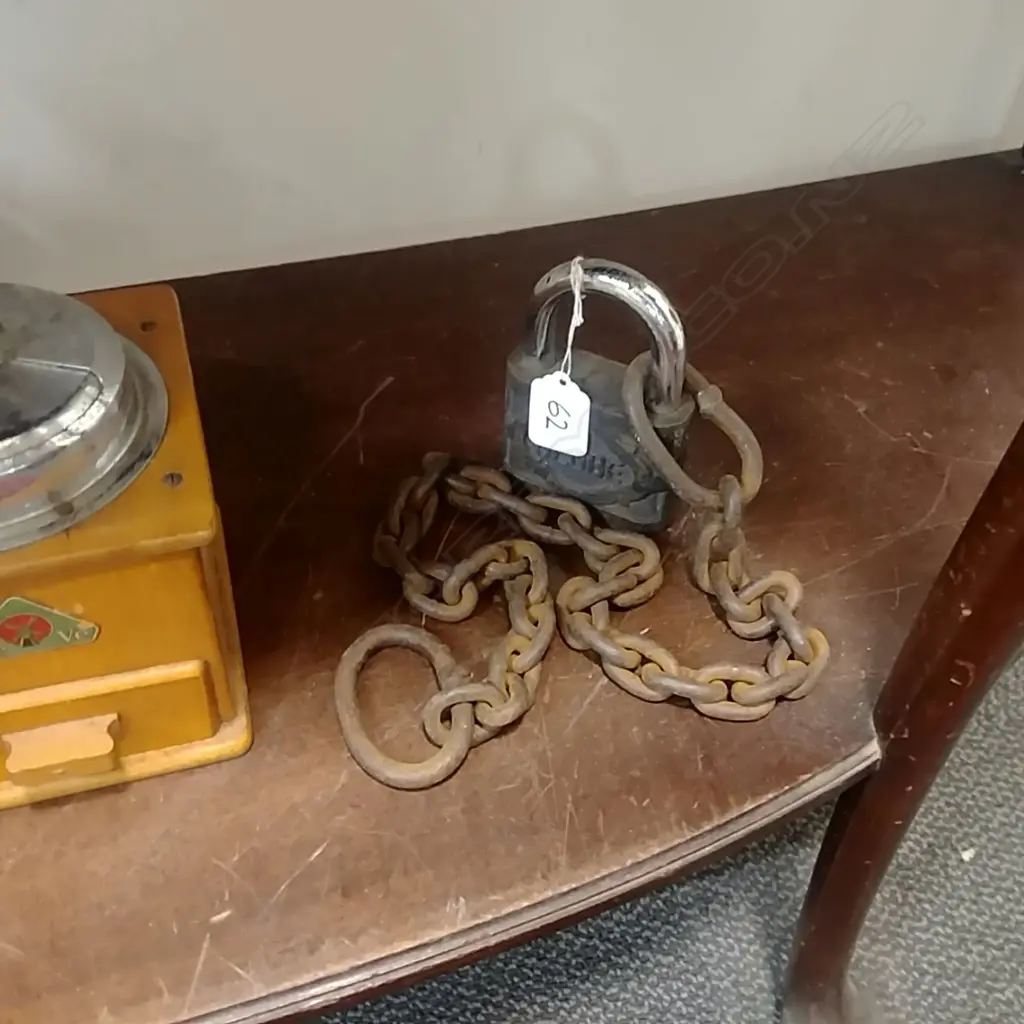 HEAVY GLOBE LOCK AND CHAIN Image 1++