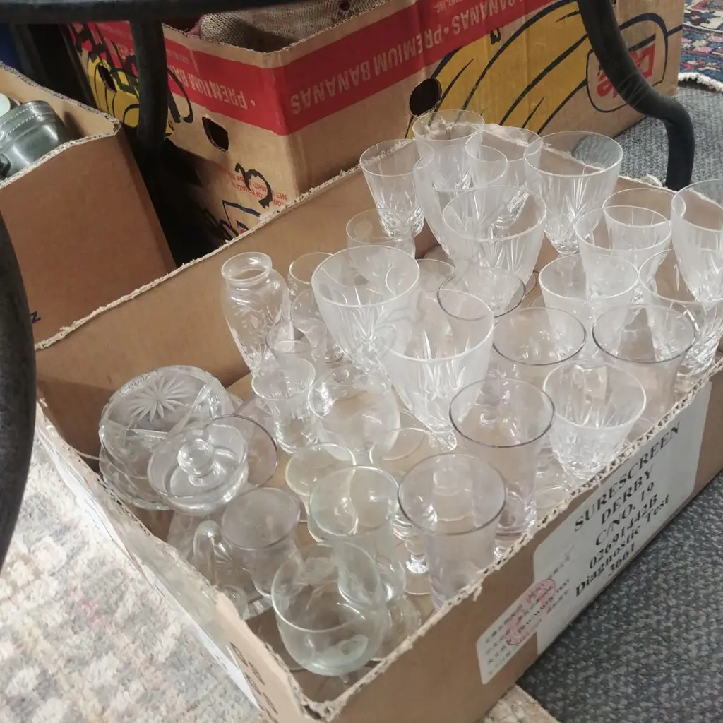 BOX OF GLASSES Image 1++