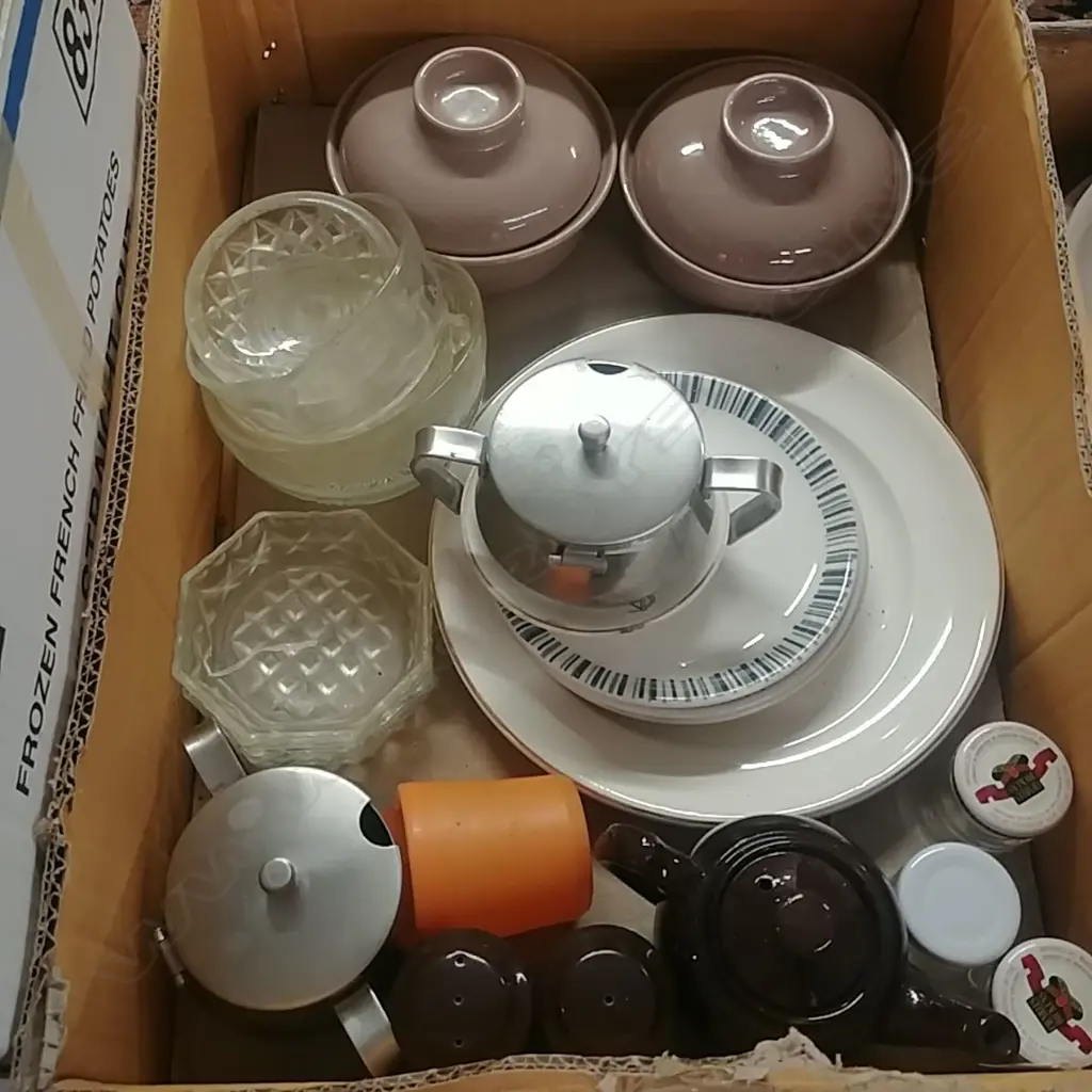 BOX CHINA; GLASS; INCLUDING CROWN LYNN Image 1++